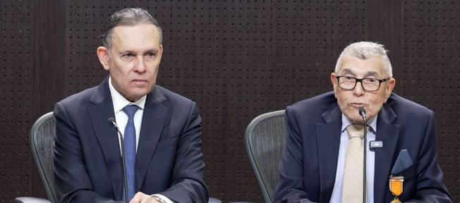 El senador Efraín Cepeda con Martín Mestre, papá de Nancy, víctima de feminicidio. 