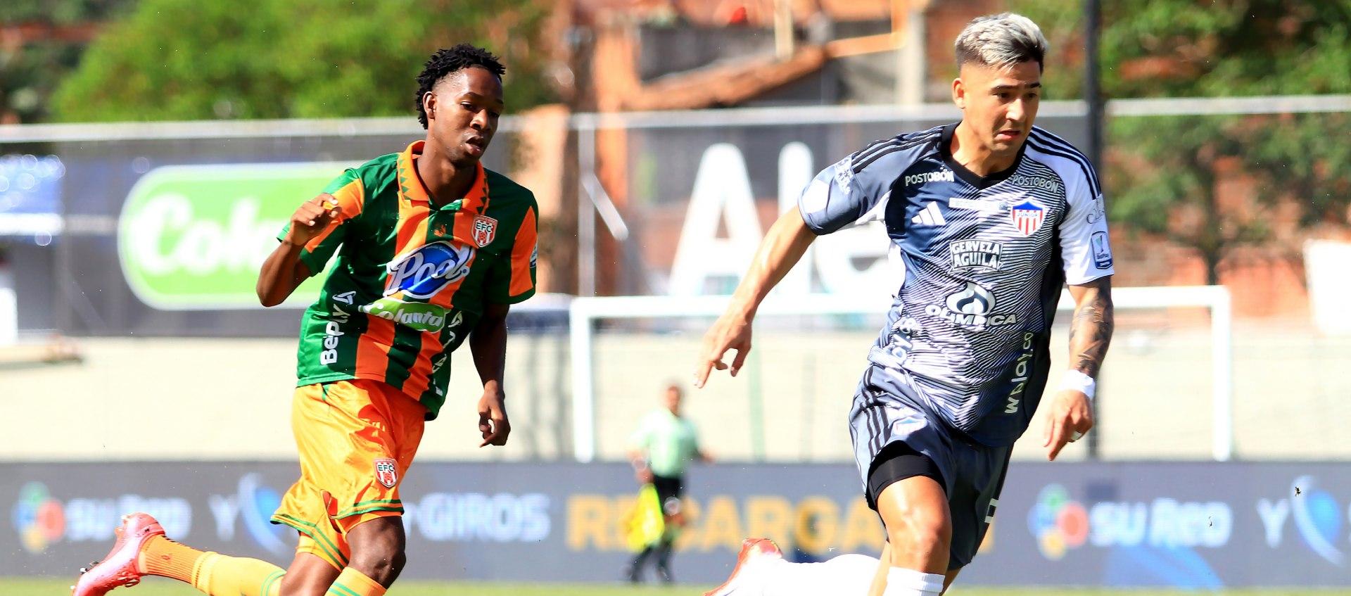 Guillermo Paiva disputando una pelota contra un rival.