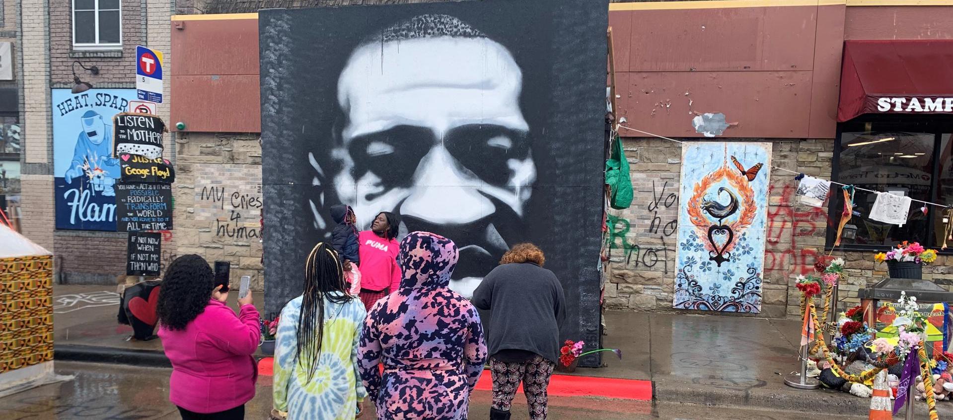 Residentes del barrio Powderhorn Park rinden homenaje al afroamericano George Floyd en la esquina en la que dejó de respirar por la asfixia causada por un exagente de Policía.