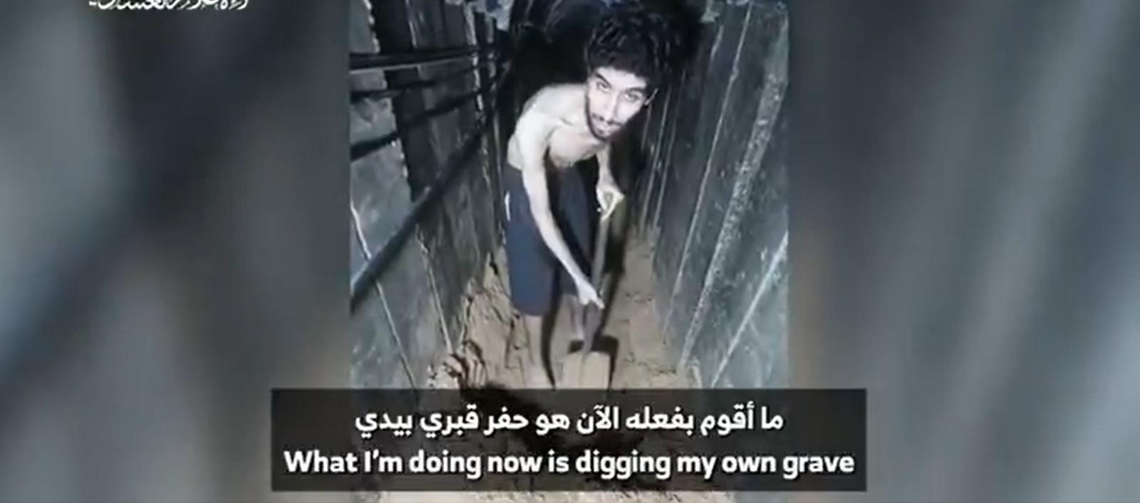 Momento en el que el rehén cava su tumba.