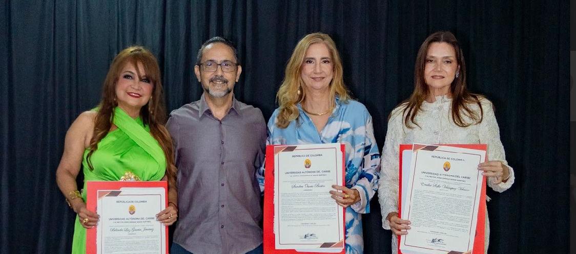 Las tres mujeres exaltadas con el rector de la Universidad. 