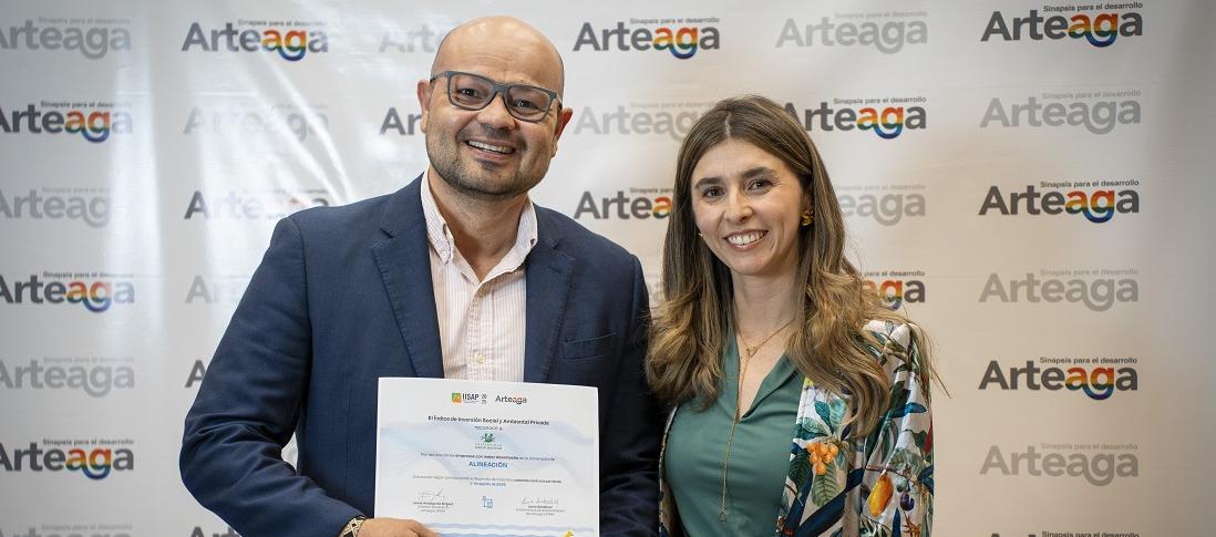 Fernando Morón y la subdirectora de Sostenibilidad de Arteaga Latam, Laura Sandoval Machado.