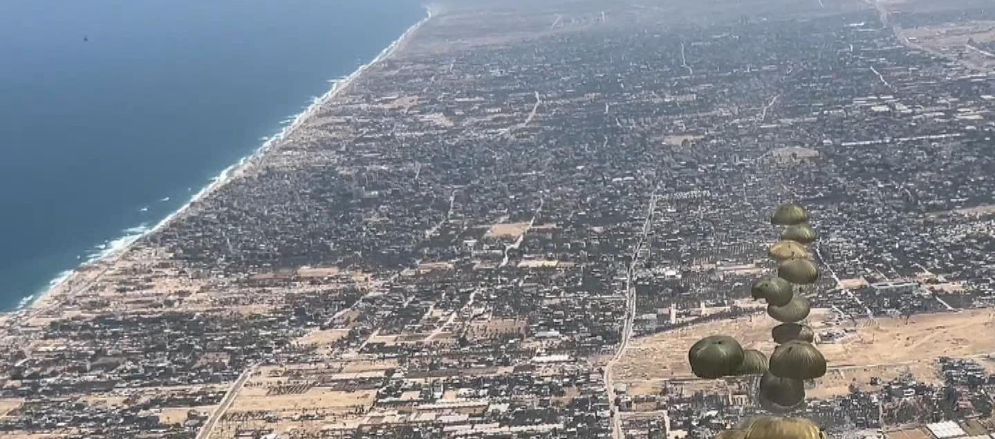Doce toneladas de alimentos proporcionados por la Agencia Española de Cooperación Internacional para el Desarrollo (Aecid) son lanzados sobre Gaza.
