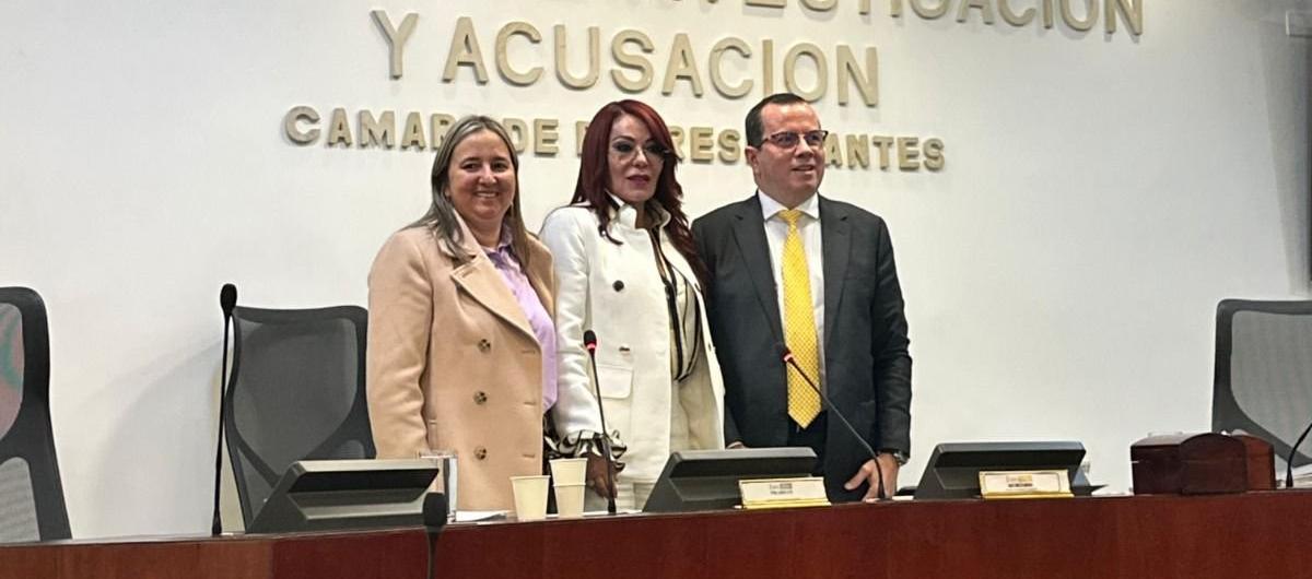 La vicepresidente María Eugenia Lopera y la presidenta de la Comisión, Gloria Arizabaleta.