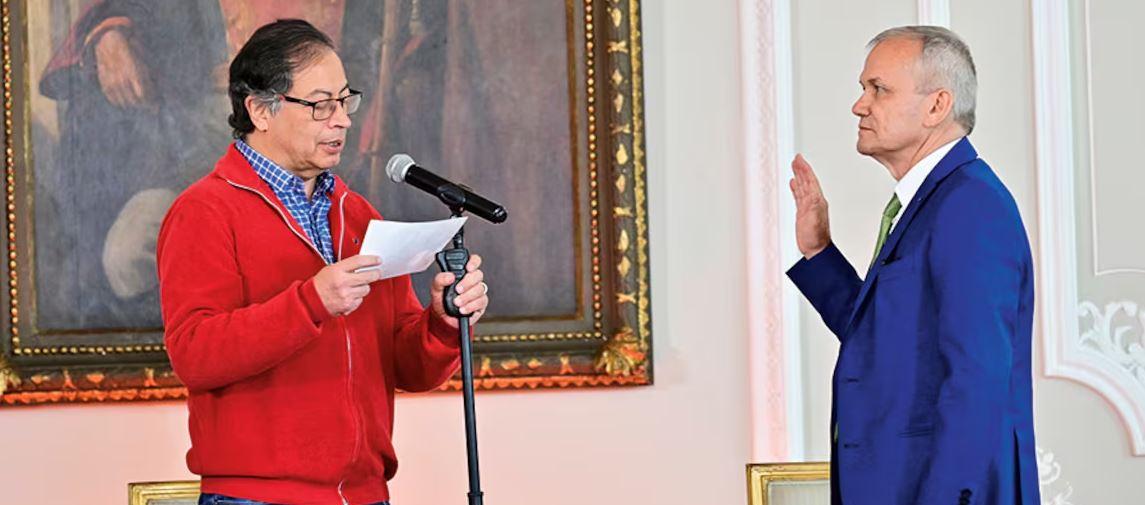 Gustavo Petro posesionando a Carlos Ramón González