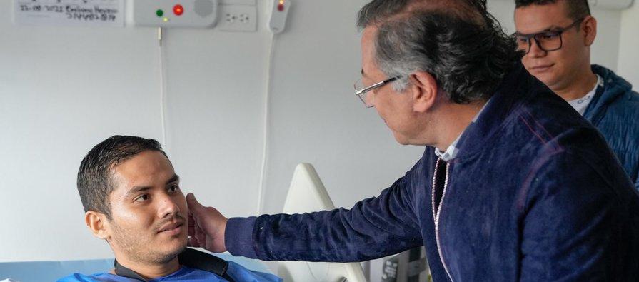 Visita del Presidente Gustavo Petro a los policías heridos en Amalfi.