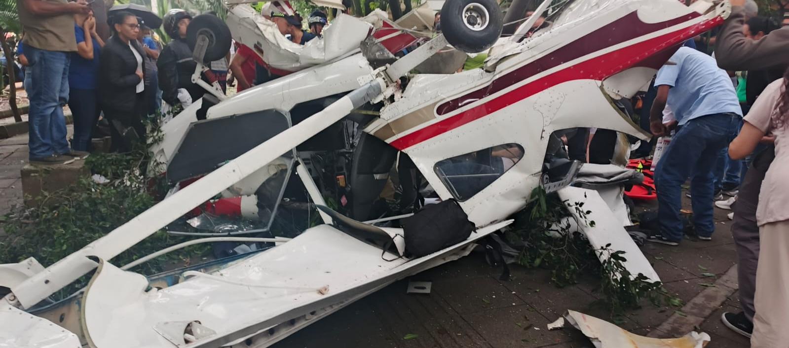 Así terminó la avioneta en el barrio Laureles de Medellín.
