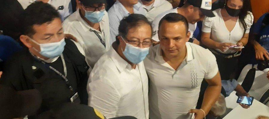 El líder social José Erlery Velasco junto al Presidente Gustavo Petro.