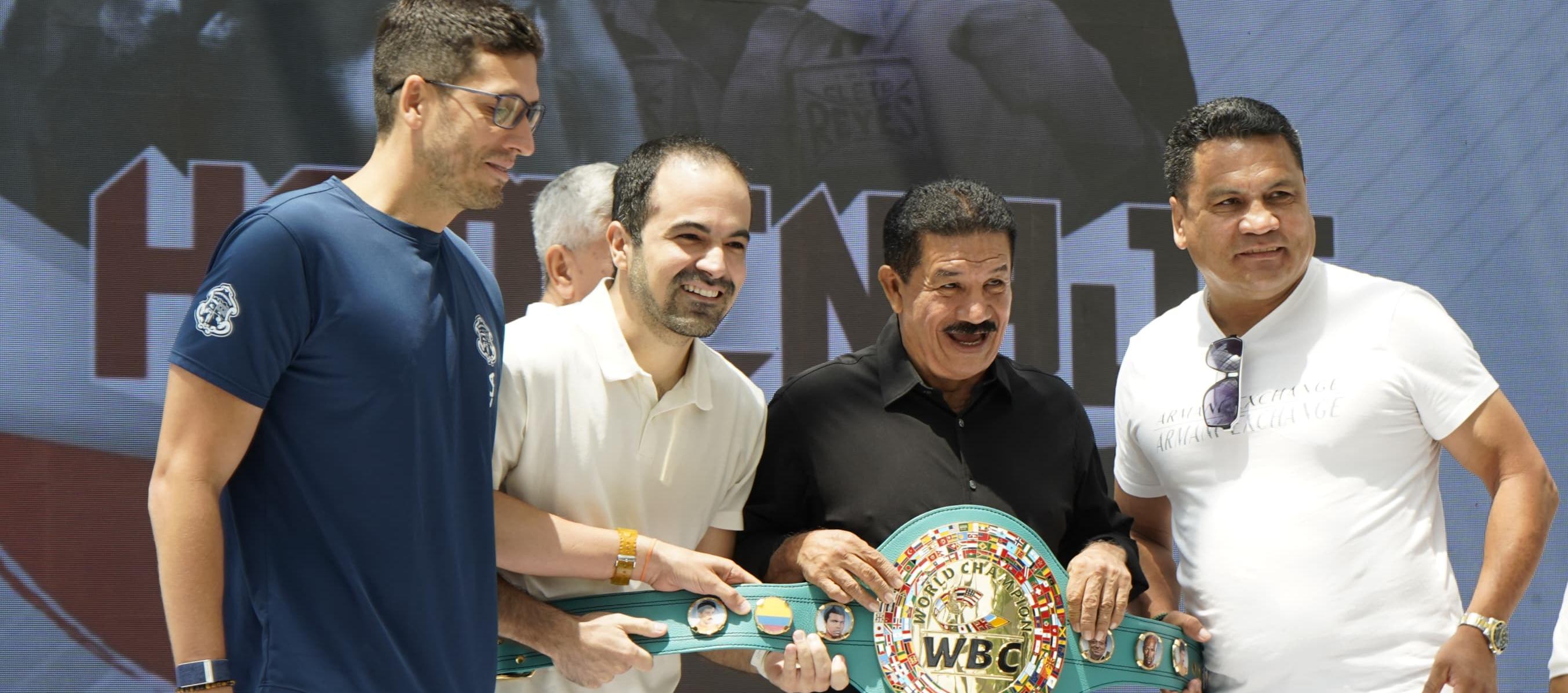 'Happy' Lora y Raúl 'Jíbaro' Pérez, tercero y cuarto de izquierda a derecha.