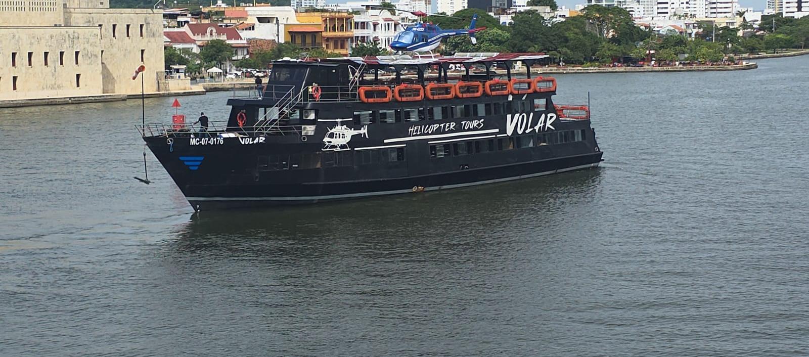 Imagen del yate y el helicóptero.