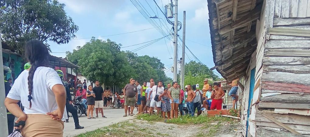 El presunto homicida quedó muerto en vía pública. 