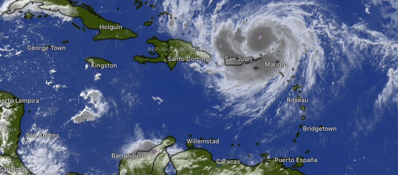 El ojo del huracán se encuentra al norte de San Juan, capital de Puerto Rico.