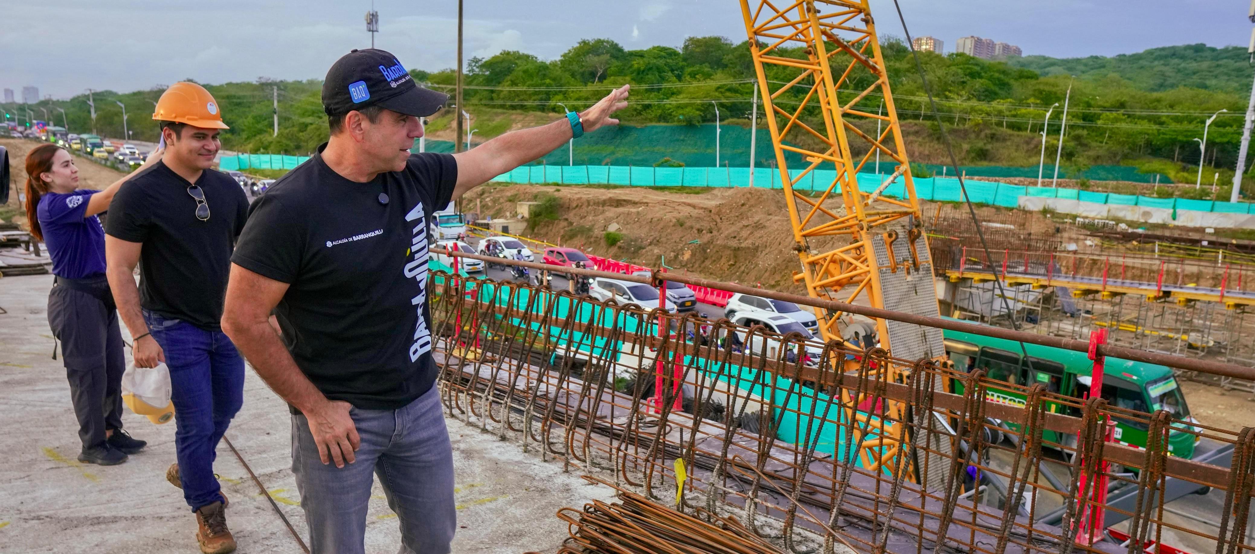 El alcalde Char inspeccionando la obra.