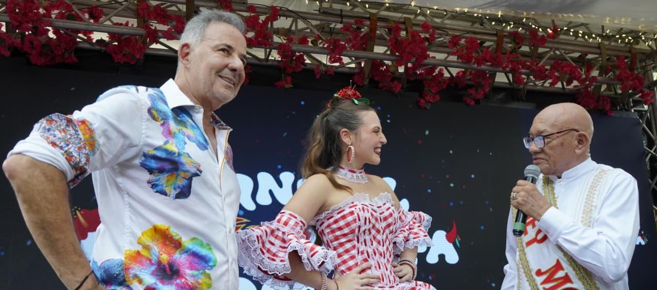 Juan José Jaramillo, gerente de Carnaval, Michelle Char, Reina del Carnaval 2026 y el Rey Momo 2025, Gabriel Marriaga. 