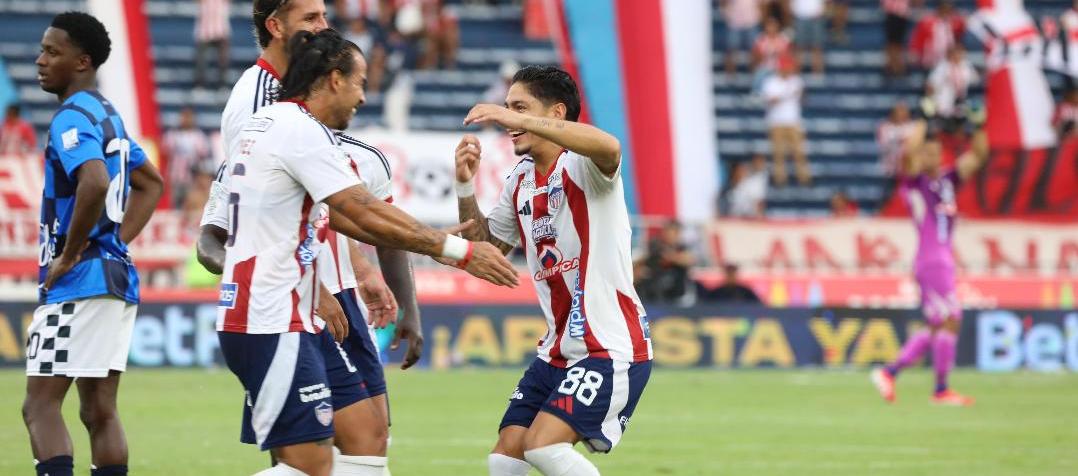 Javier Báez y Bryan Castrillón celebran el segundo gol