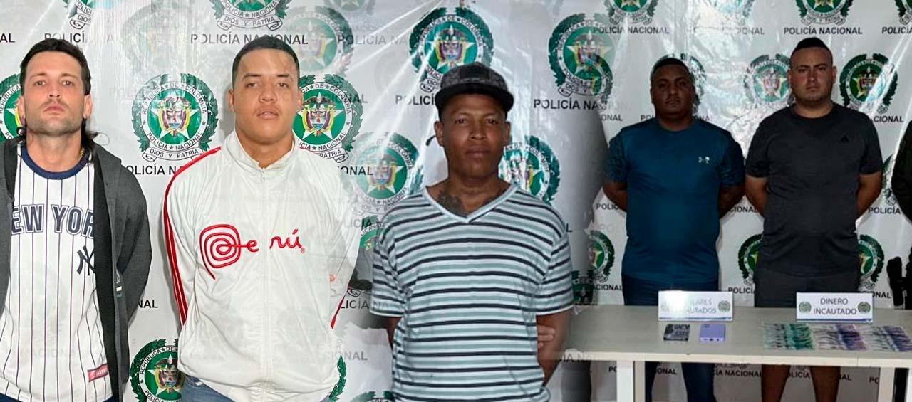 Los cinco capturados tras operativos del Gaula de la Policía. 