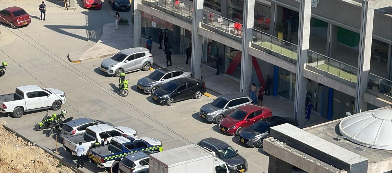 Unidades de la Policía en la entrada del banco tras el asalto. 