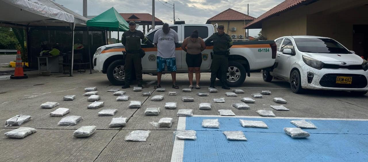 Capturados y marihuana incautada. 