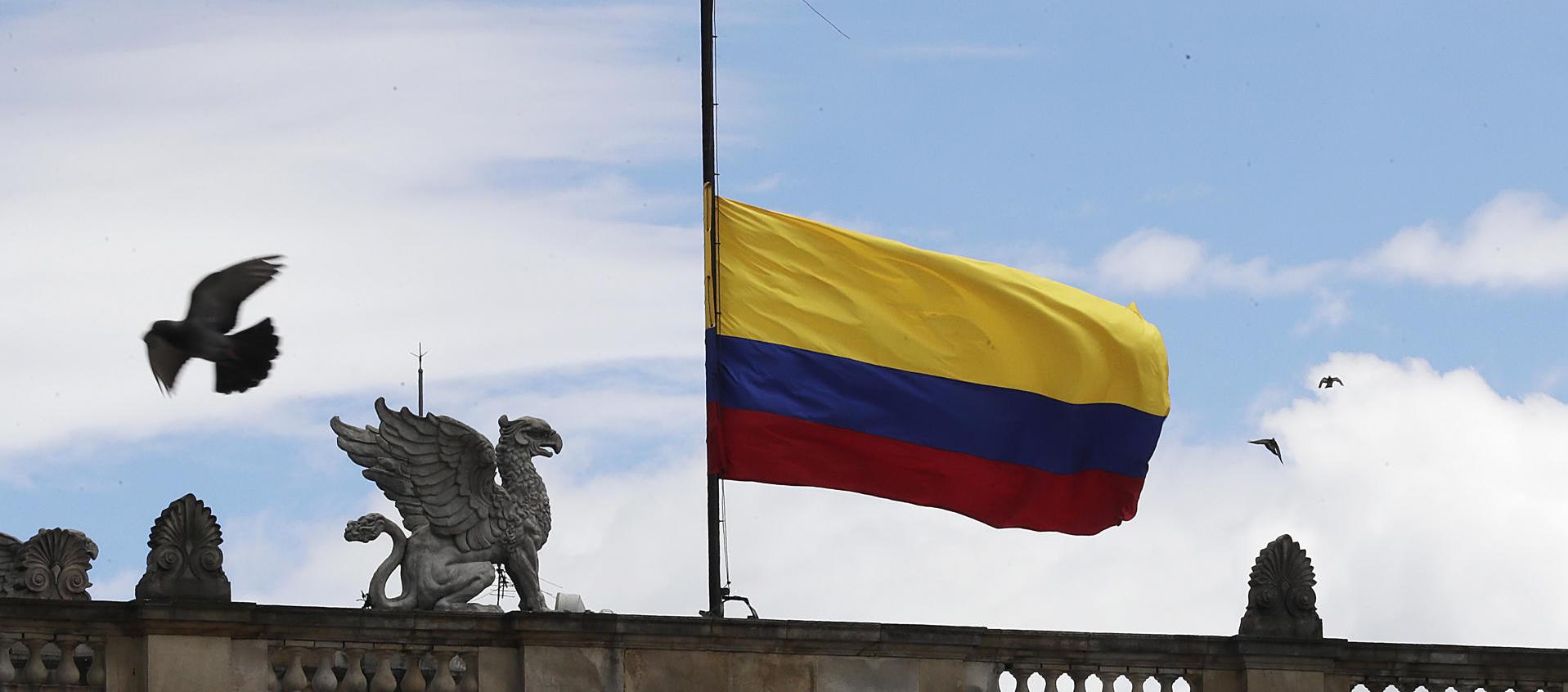 Bandera a media asta.