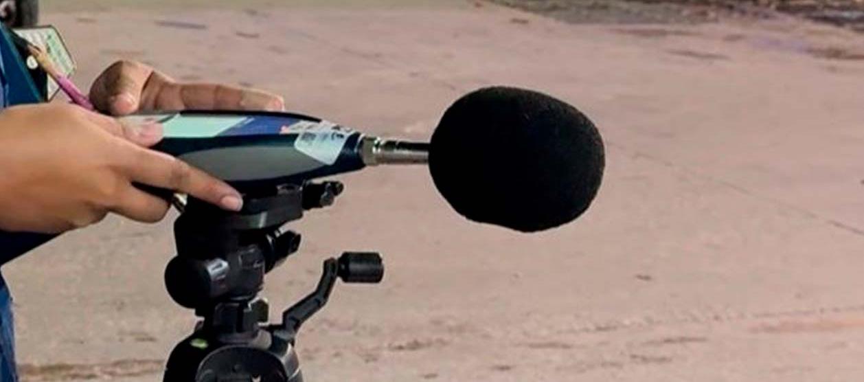 Funcionaria midiendo el ruido con un decibelímetro.