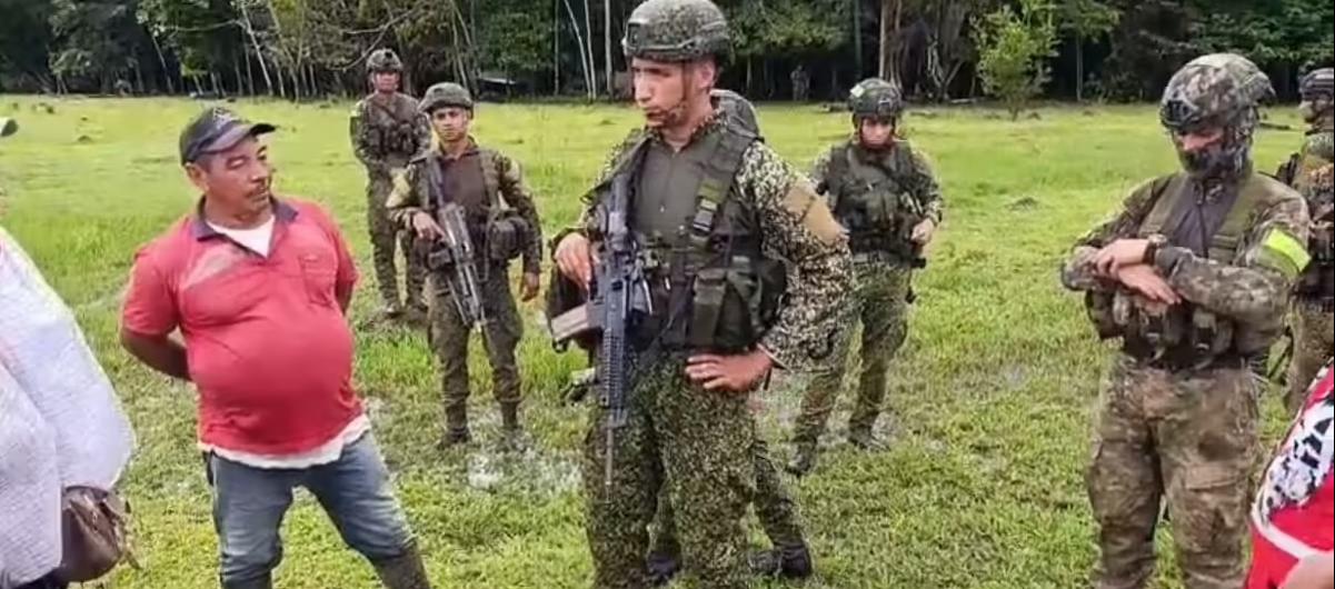 Militares cuando estaban secuestrados.