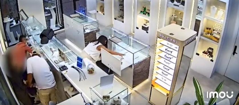 Momentos del robo en joyería 