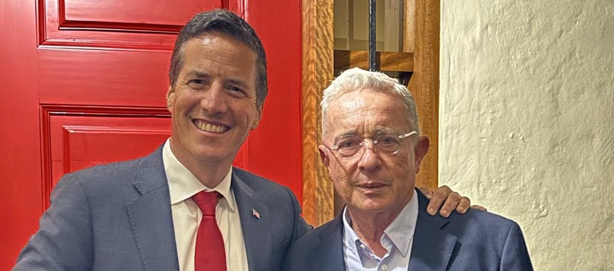 Senador estadounidense Bernie Moreno y el expresidente Álvaro Uribe.