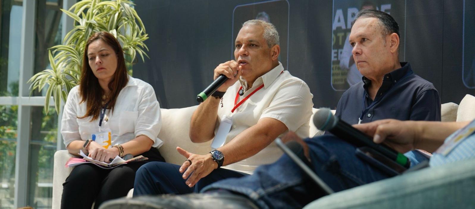 Los senadores José David Name y Efraín Cepeda.