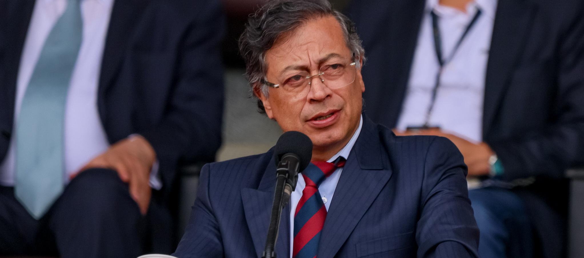 Petro lideró el encuentro de comandantes de Policía y acto de ascenso a generales, donde se rindió un emotivo minuto de silencio en memoria del senador Miguel Uribe.