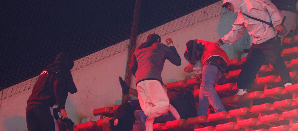 Imagen del ataque de los hinchas de Independiente contra los de la Universidad de Chile.