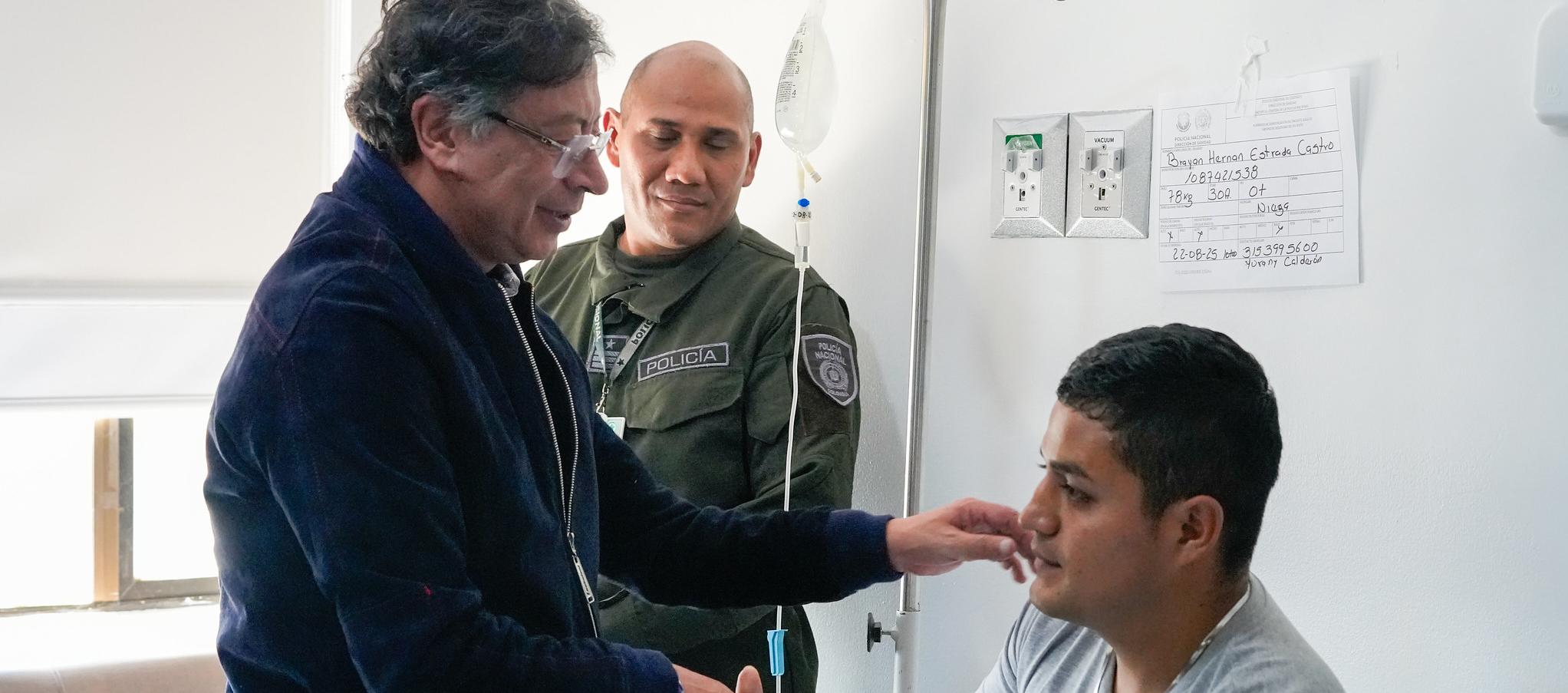 El Presidente Gustavo Petro visitando a los policías heridos en el atentado. 