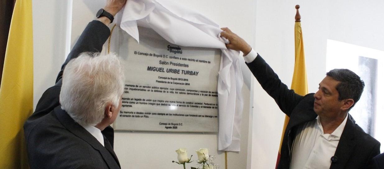El papá de Miguel Uribe Turbay, Miguel Uribe Londoño, develando la placa con el presidente del Concejo, Samir José Abisambra.