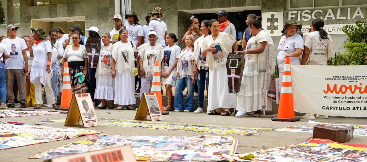 Las Mujeres Buscadoras en el plantón frente a la Fiscalía, en el Edificio Nelmar