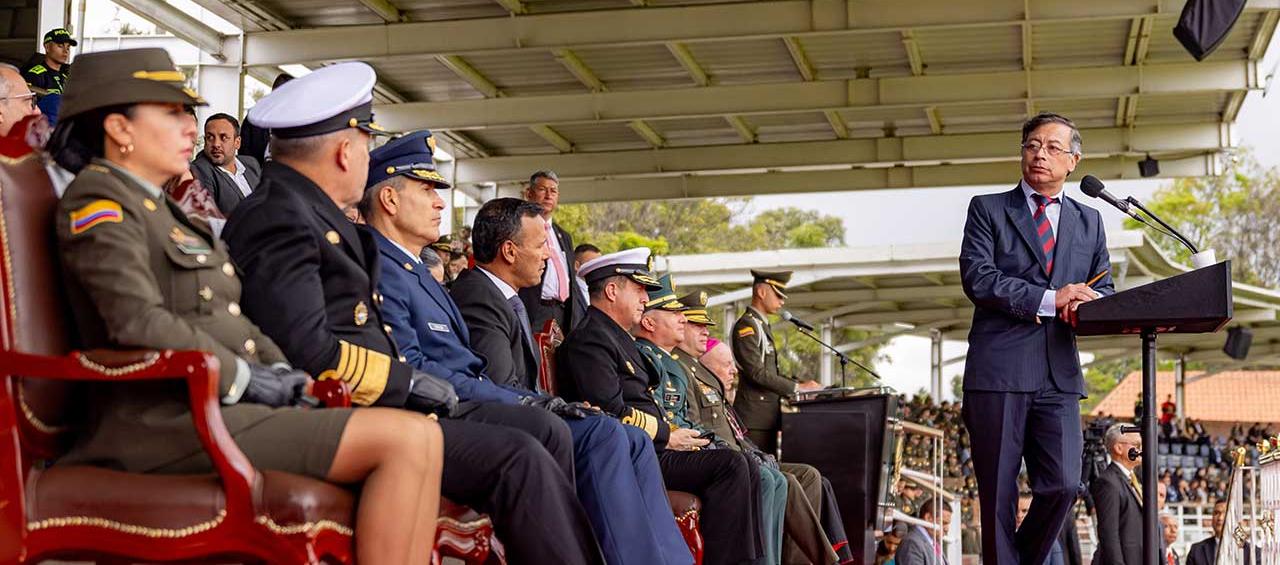El Presidente Gustavo Petro durante la ceremonia de ascenso en la Policía. 