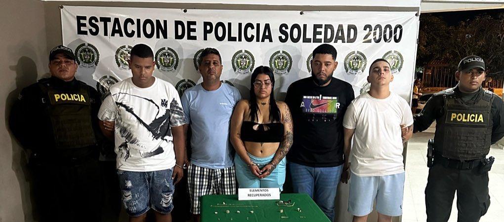 Cinco de los capturados y las joyas que mostró la Policía.