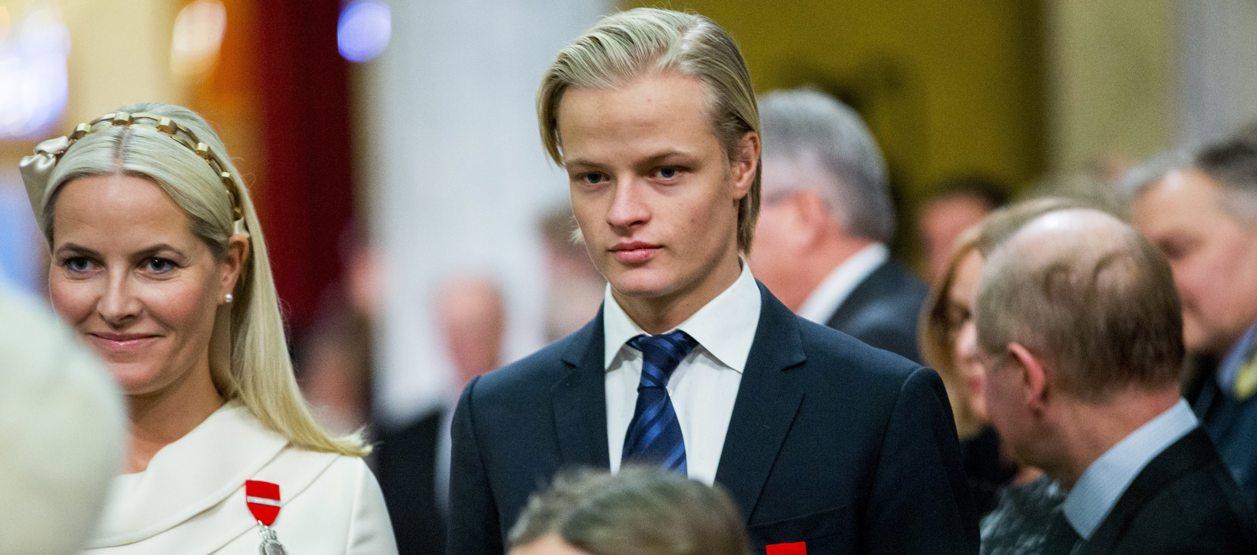 La Princesa Heredera Mette Marit (izq.) y su hijo Marius Borg Hoiby.