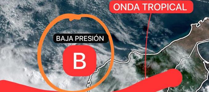 Onda tropical y un sistema de baja presión en el Mar Caribe. 