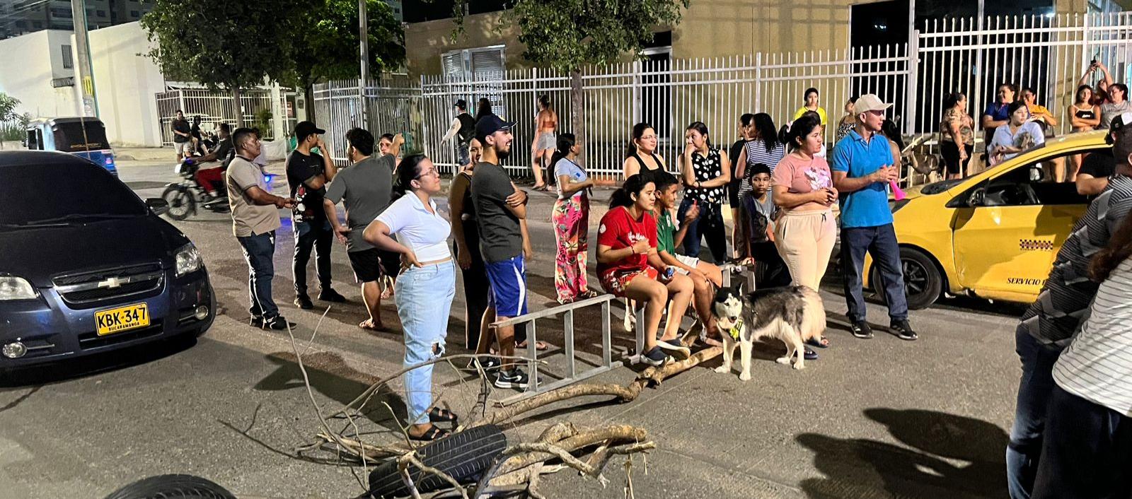 Habitantes protestando exigiendo reductores de velocidad. 