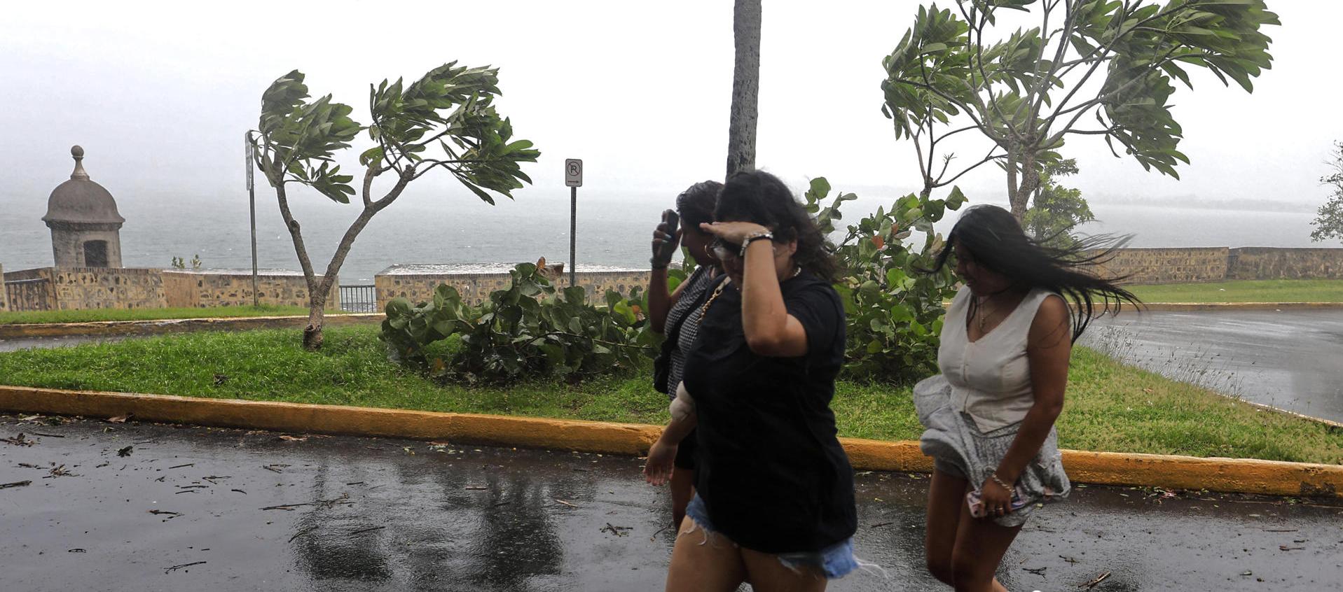 Personas caminan por el viejo San Juan, Puerto Rico, durante el paso del huracán Erin.