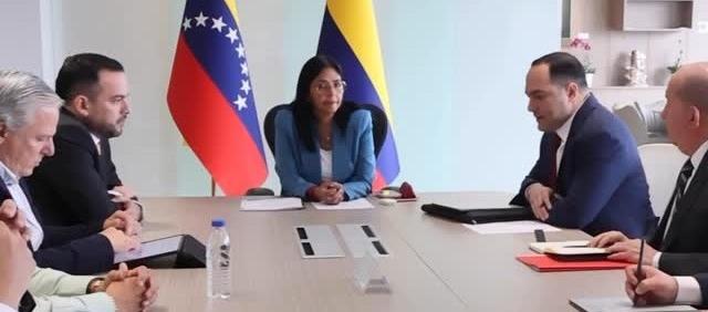 La vicepresidenta  de Venezuela, Delcy Rodríguez, con el ministro de Energía y Minas de Colombia, Edwin Palma. 