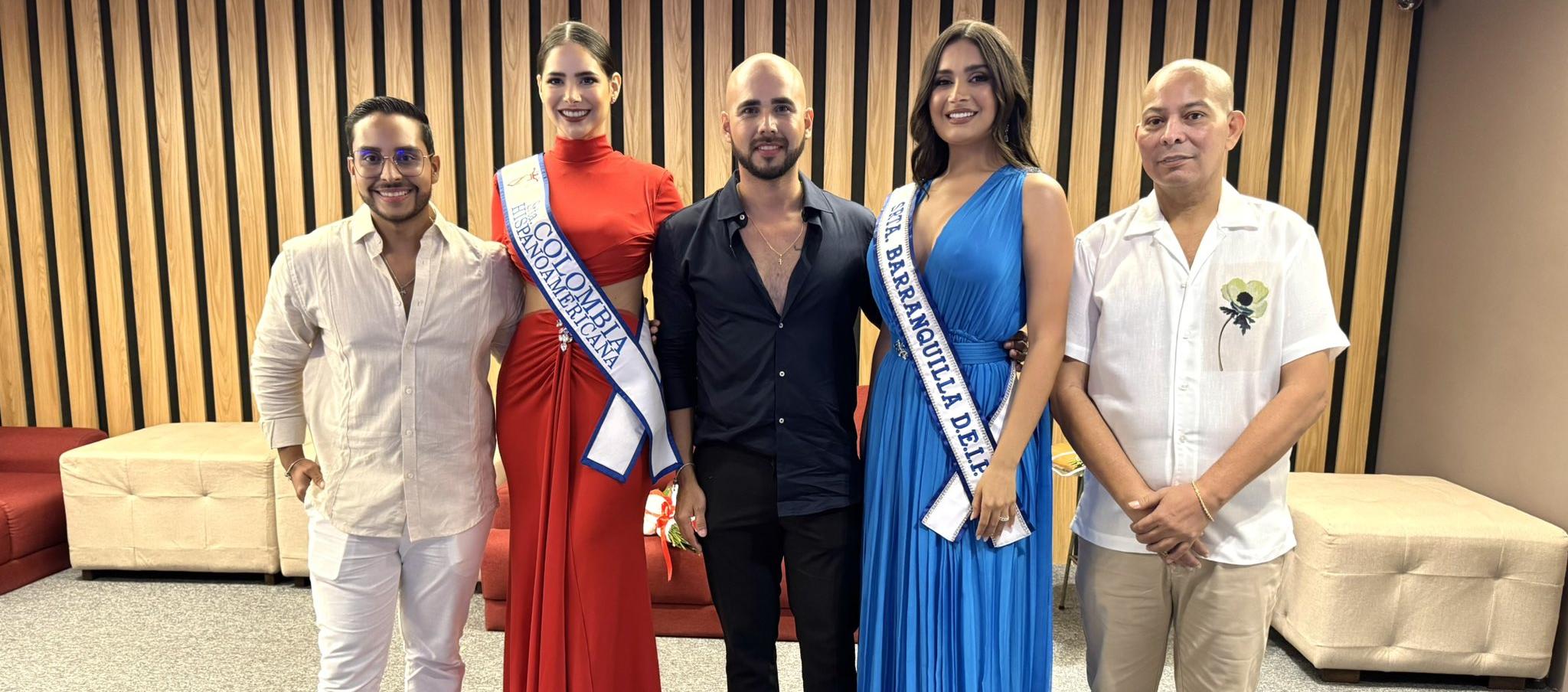 La Señorita Barranquilla (azul) en el evento que la acredita como la representante de la ciudad en el Concurso Nacional de Belleza. 