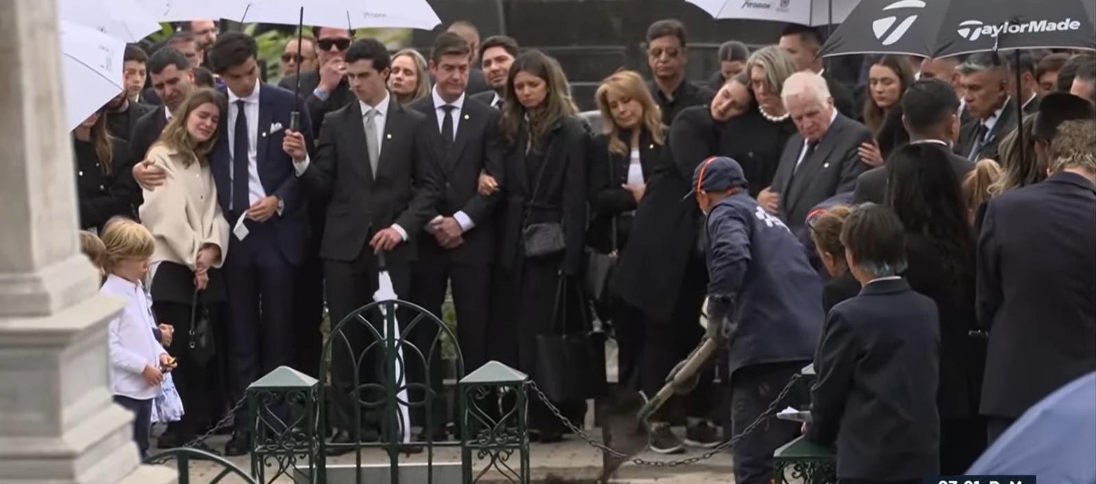 Los restos de Miguel Uribe quedaron el cementerio Central de Bogotá.