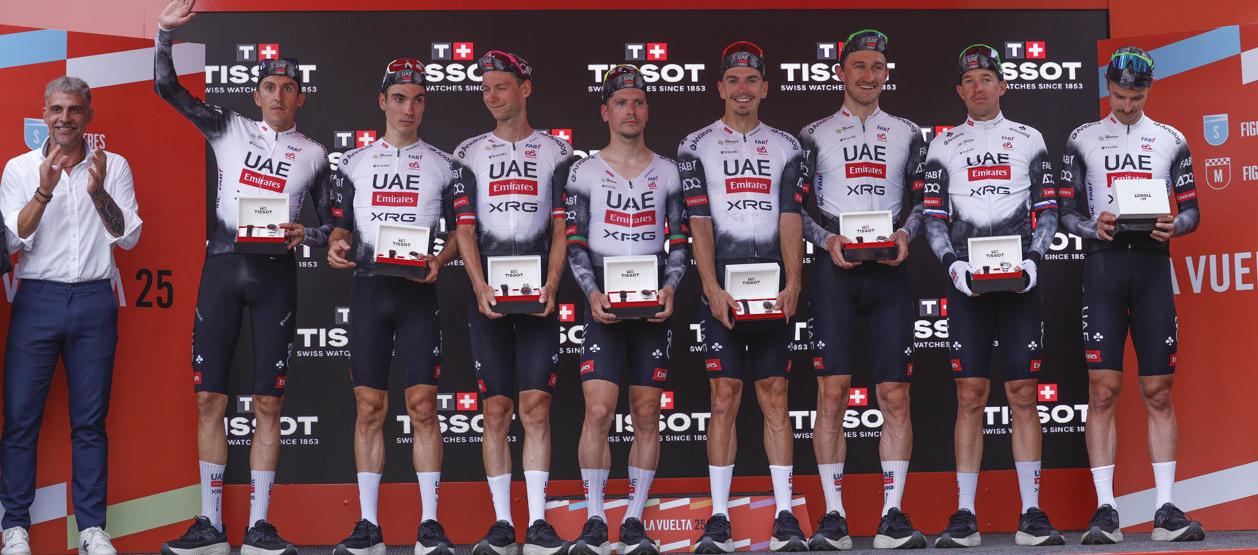 Integrantes del UAE Emirates tras ganar la contrarreloj por equipos. 