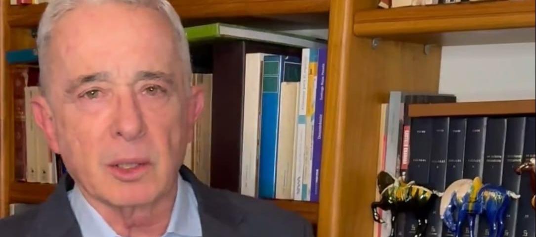 Álvaro Uribe Vélez mostrando el acta de encarcelamiento. 