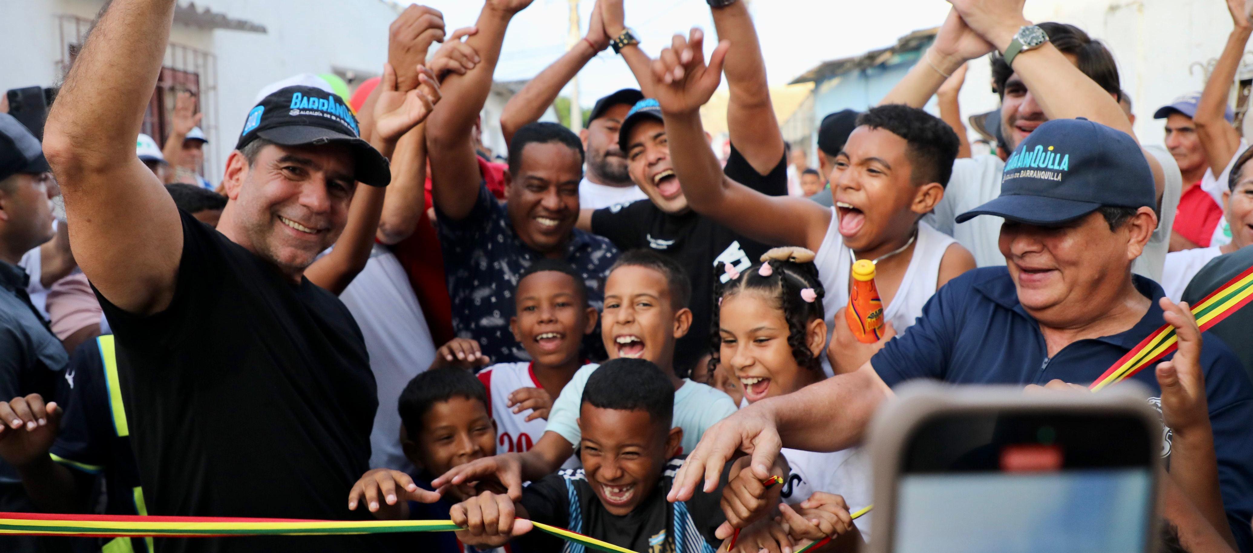 Alcalde Char en la entrega de las obras de pavimentación en El Romance. 