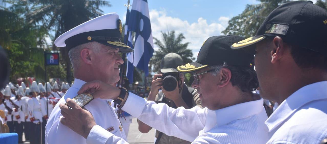 El Vicealmirante John Fabio Giraldo Gallo y el Presidente Gustavo Petro.