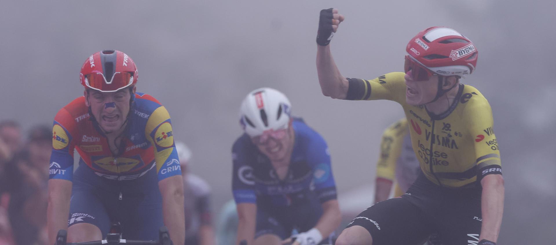 El ciclista danés Jonas Vingegaard (Visma-Lease a Bike) celebra su victoria en la segunda etapa de la Vuelta a España.