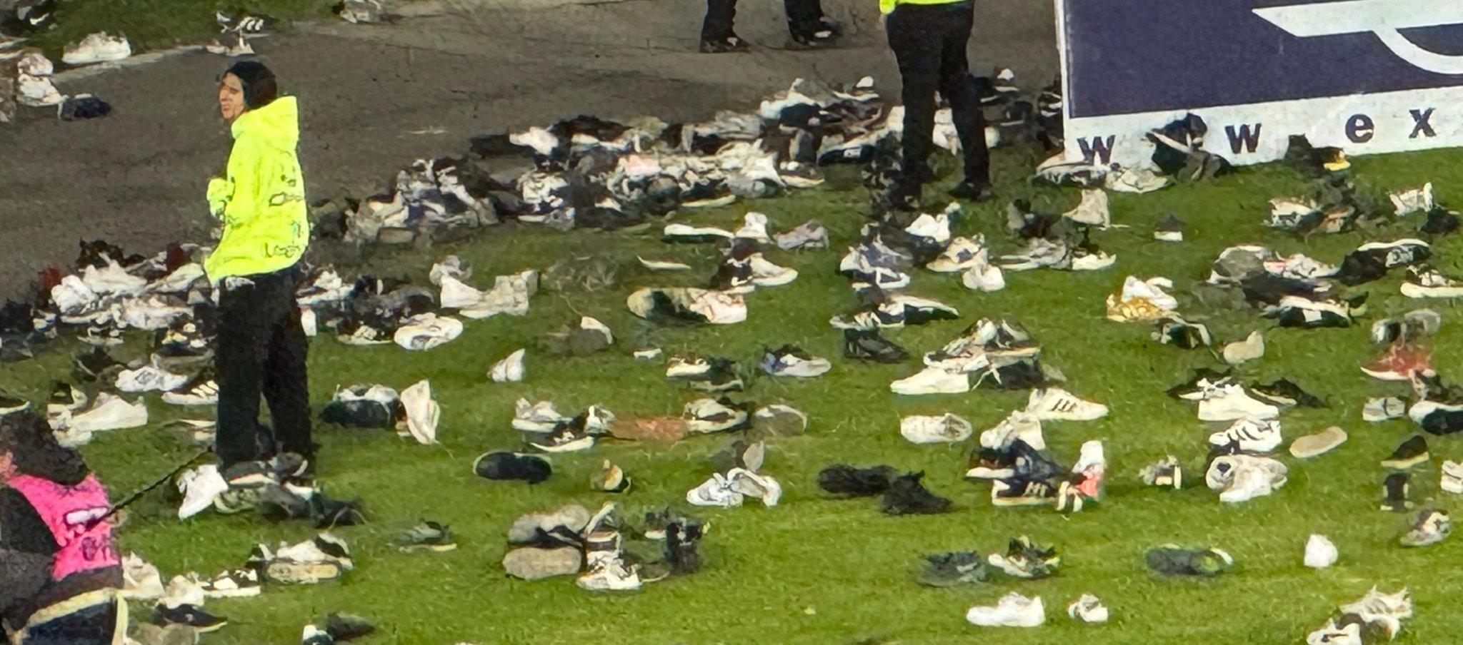 Los zapatos que lanzaron los hinchas al terreno de juego. 