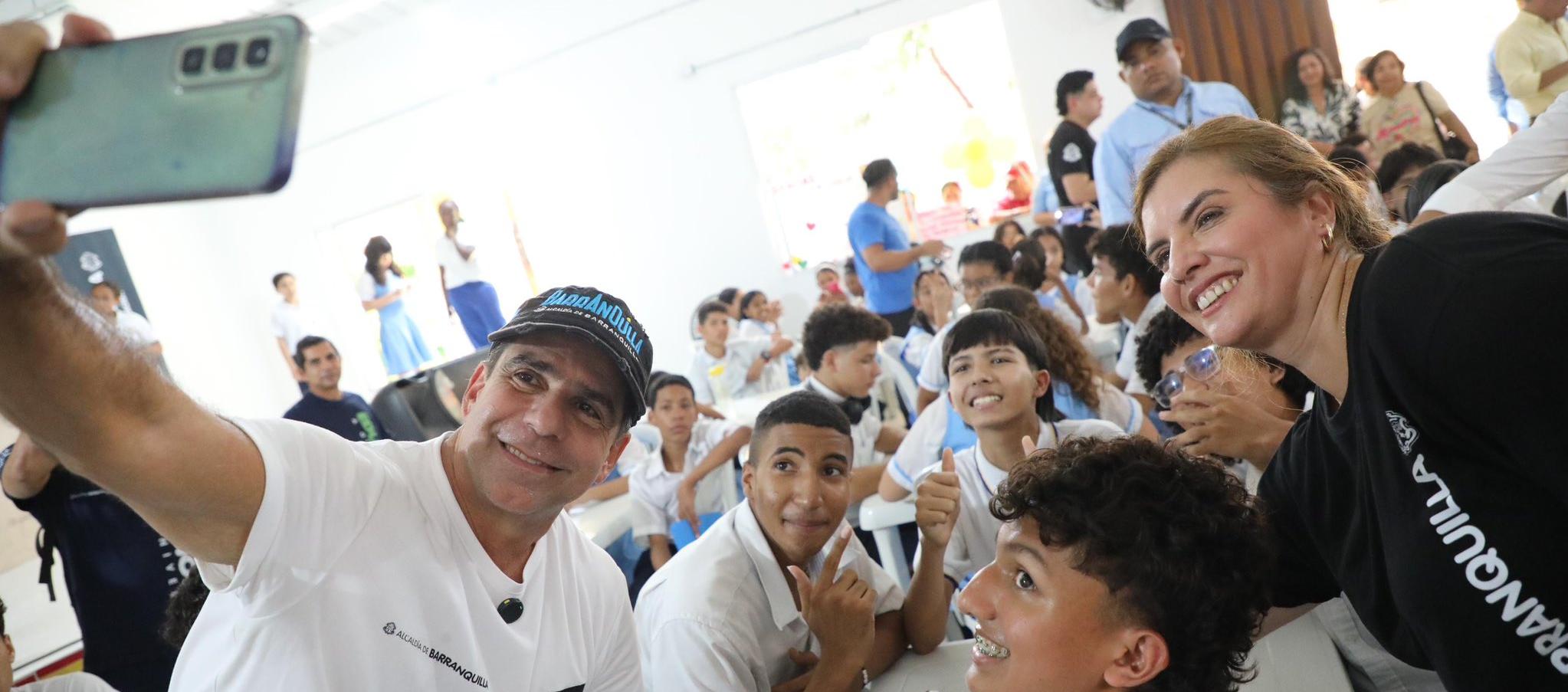 El alcalde Alejandro Char con un grupo de estudiantes. 