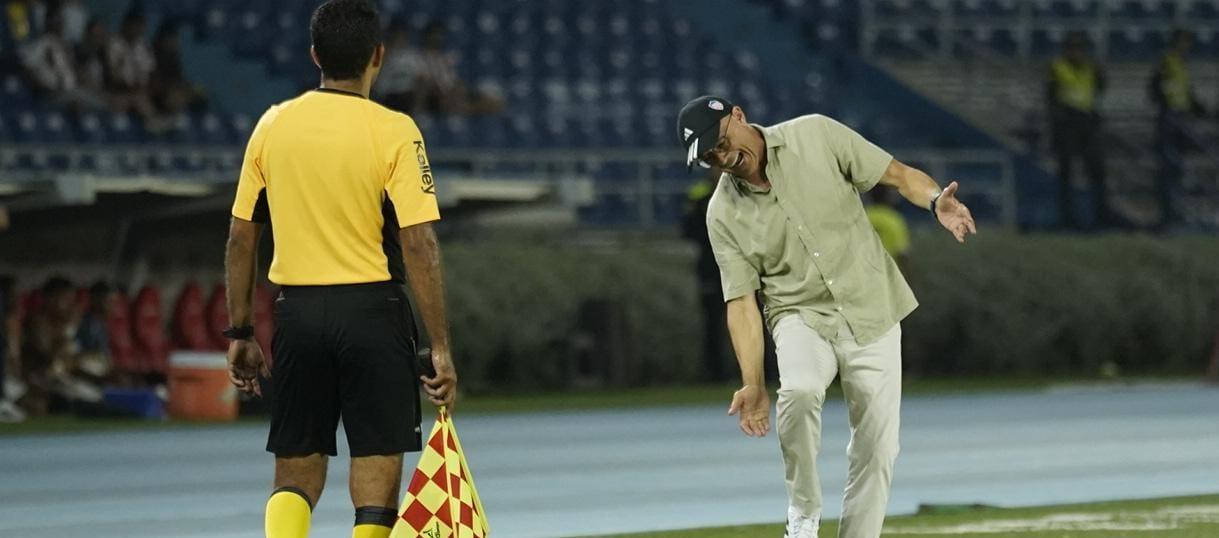 El técnico del Junior, Alfredo Arias, le reclama una jugada al árbitro asistente. 